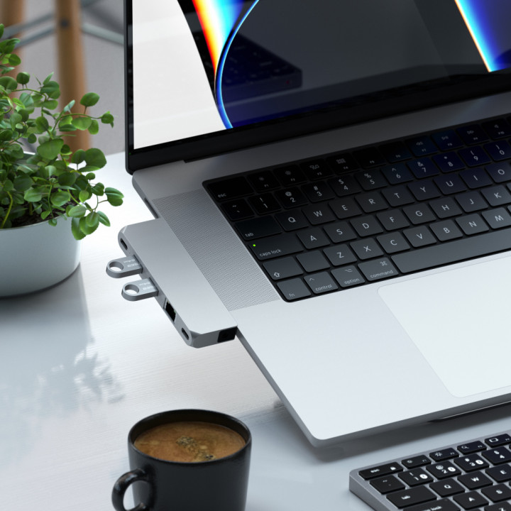 USB-C хъб Satechi Aluminium Pro Mini, 1x USB4 96W с изход за дисплей до 6K 60Hz, 2x USB-A 3.0, 1x Ethernet, 1x USB-C, 1x Audio, 