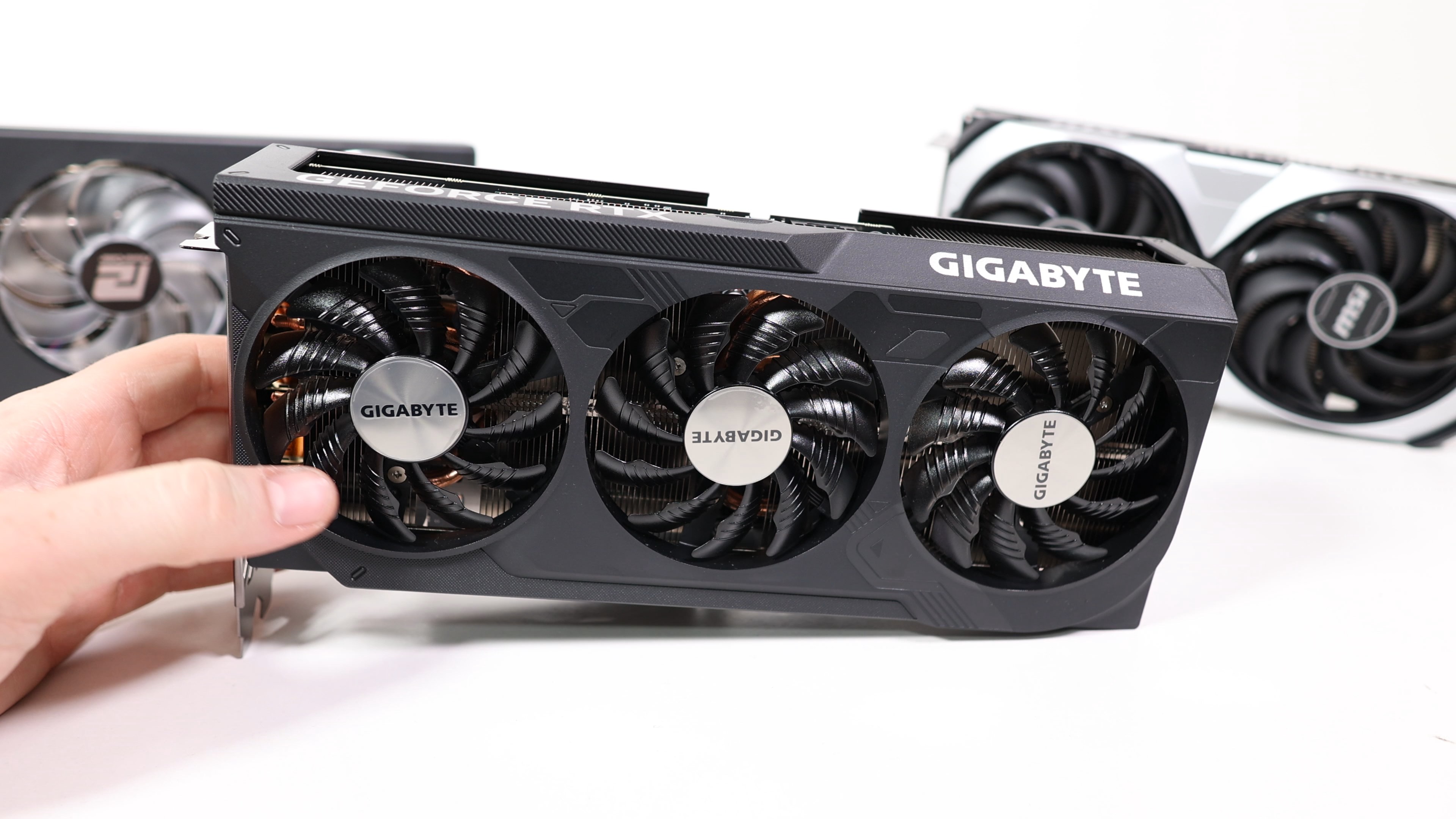 Това са картите на Nvidia - RTX 4070 Super, 4070 Ti Super и от страна на червения отбор на AMD имаме RX 7900 GRE