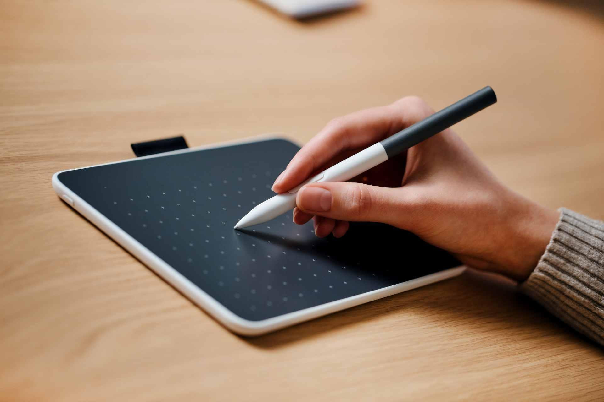 Графичен таблет Wacom One Pen Medium, 216 x 135 mm, 2540 lpi, 4096 нива на натиск, Bluetooth 5.1 - CTC6110WLW1B - 3