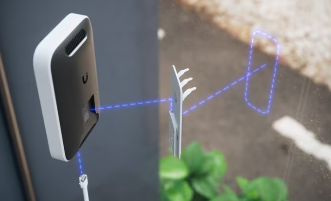 Рутер с вграден 5G модем Ubiquiti U5G-Max, dual SIM, 1.3" дисплей - 3