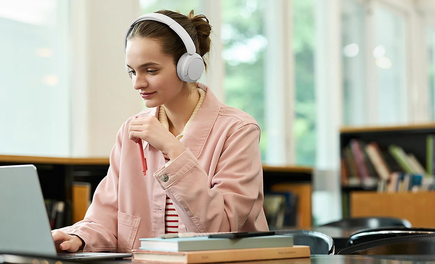 Слушалки Sony WH-CH530, безжични, вграден микрофон, до 55 часа работа, бели - WHCH530W.CE7 - 3