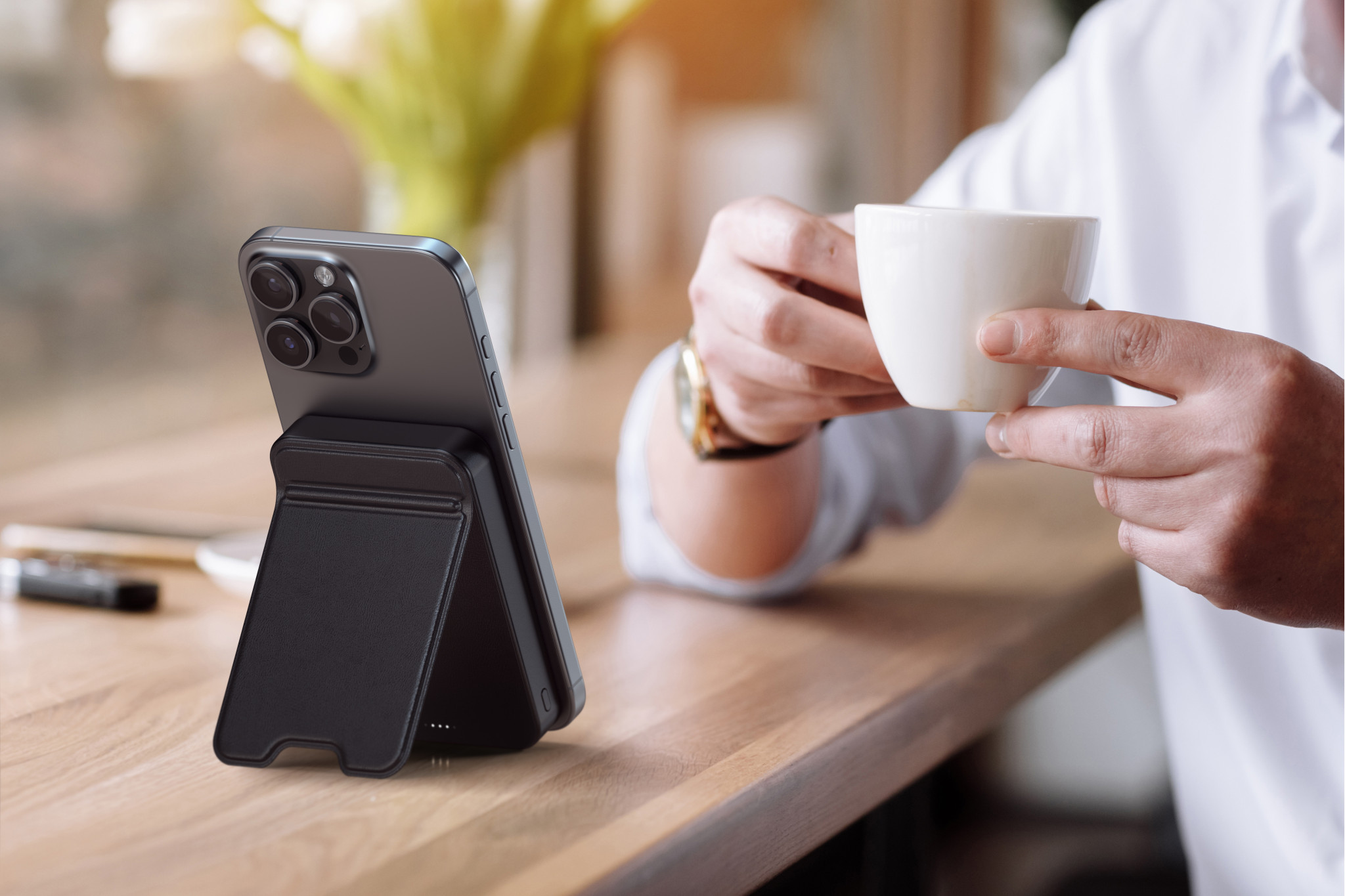 Външна батерия Satechi Qi2 Magnetic with Stand, 10000mAh, магнитна безжична зареждане Qi2, със стойка, черна - ST-B10Q2SK - 4