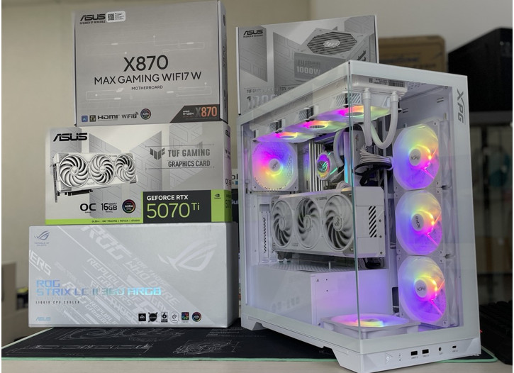 Геймърски бял панорамен компютър с RTX 5070 Ti за AI създаване на съдържание