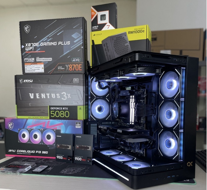 Геймърски черен панорамен компютър с RTX 5080 с възможност за обучение на AI модел
