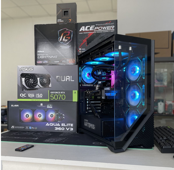 Геймърски черен панорамен компютър с RTX 5070 и за AI създаване на съдържание