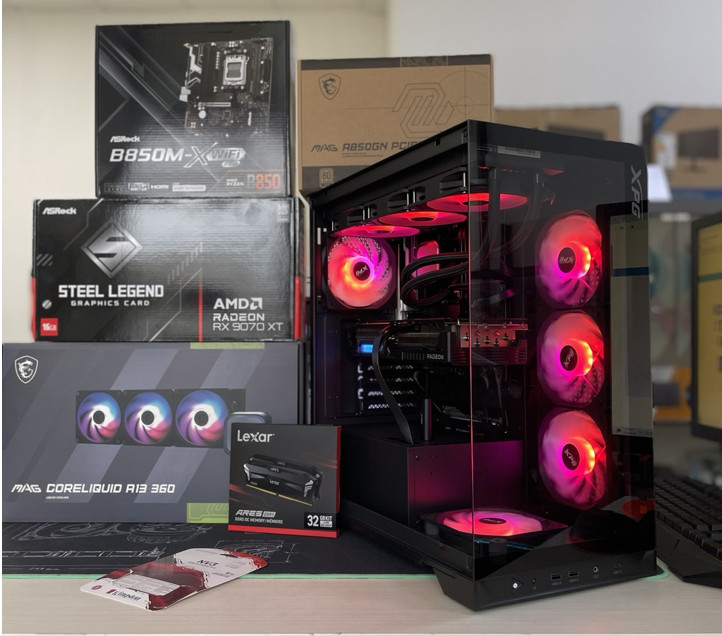 Геймърски черен панорамен компютър с RX 9070 XT 16GB и за AI създаване на съдържание
